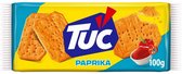 Geel-blauwe verpakking TUC Paprika crackers met afbeelding van zoute koekjes, paprikapoeder en verse paprika.