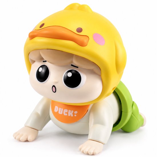 Kruipend babyspeelgoed met eendenmuts en 'DUCK' slabbetje op een witte achtergrond.