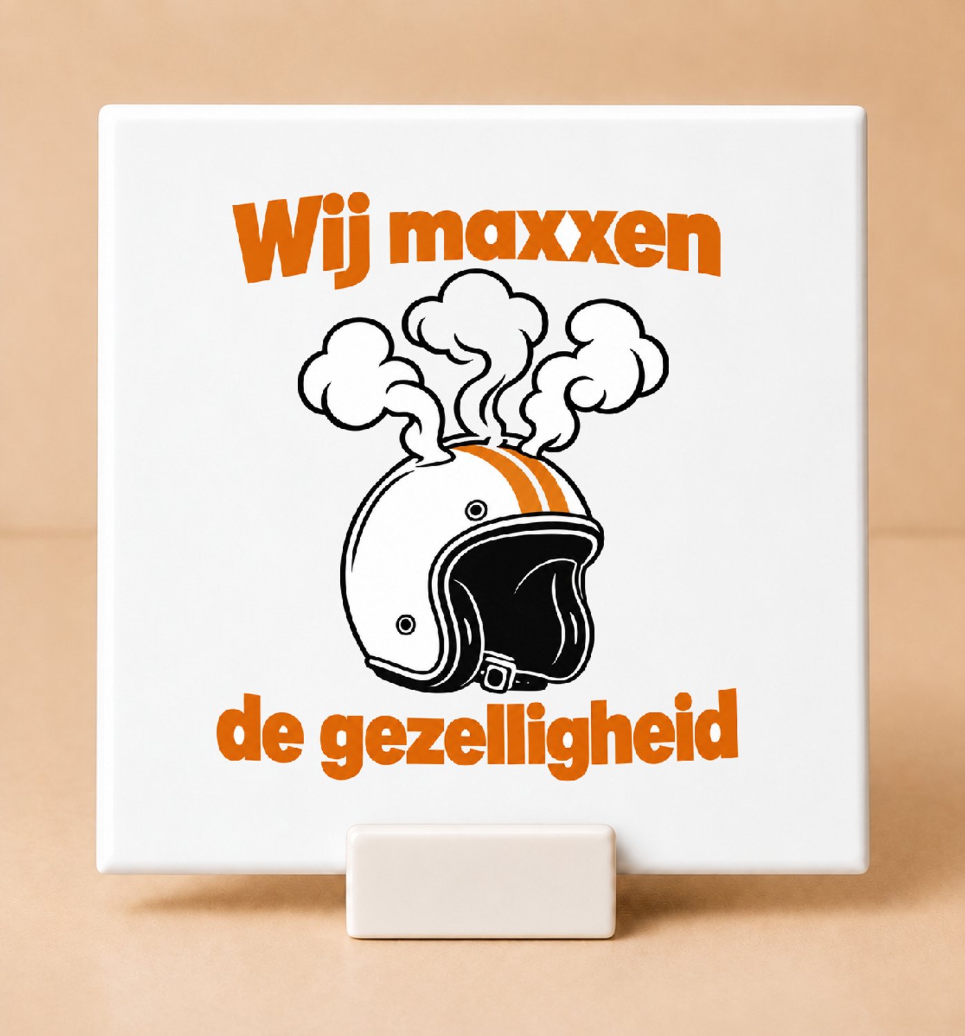 Bedruk King Stijlvolle Gezelligheidsmaxxing Tegel – Minimalistisch Lijnwerk voor Sfeervolle Interieurs en Gezinsliefhebbers - 11 x 11 cm met houder Wit