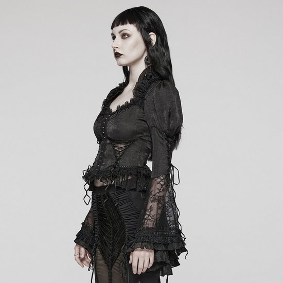 Model met zwarte gothic blouse, kanten klokmouwen, vetersluiting aan de zijkant en een kanten kraag.
