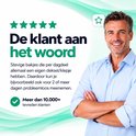 Man met gekruiste armen en glimlach, tekst over stevige medicijnbakjes met individuele deksels voor dagelijks gebruik.
