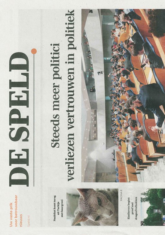 Krantenpagina 'De Speld' met kop: 'Steeds meer politici verliezen vertrouwen in politiek' en een foto van een zaal vol mensen.