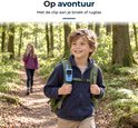 Jongen met blauwe LECTRIK walkietalkie aan zijn rugzak in een bos, ander kind op de achtergrond.