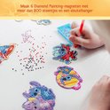 Maak 6 Diamond Painting-magneten met 800+ steentjes en een sleutelhanger. Handen plaatsen steentjes op Stitch.