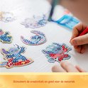 Handen leggen kleurrijke steentjes op een Stitch-figuur met een diamond painting-pen; stimuleert creativiteit.