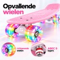 Roze skateboard met opvallende lichtgevende LED-wielen en ABEC 9 lagers voor soepel rijden.