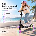 Kind op zwarte Suotu step met oplichtende wielen op een boulevard. Tekst: Rijd Zelfverzekerd. Straal Fel.