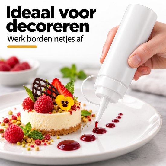 Hand die een witte knijpfles gebruikt om rode saus in stippen aan te brengen op een dessertbord.
