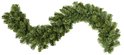 Groene kunstkerstslinger met realistische naalden in een golvende vorm tegen een witte achtergrond.