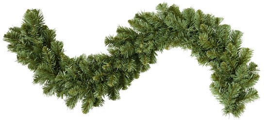 Groene kunstkerstslinger met realistische naalden in een golvende vorm tegen een witte achtergrond.