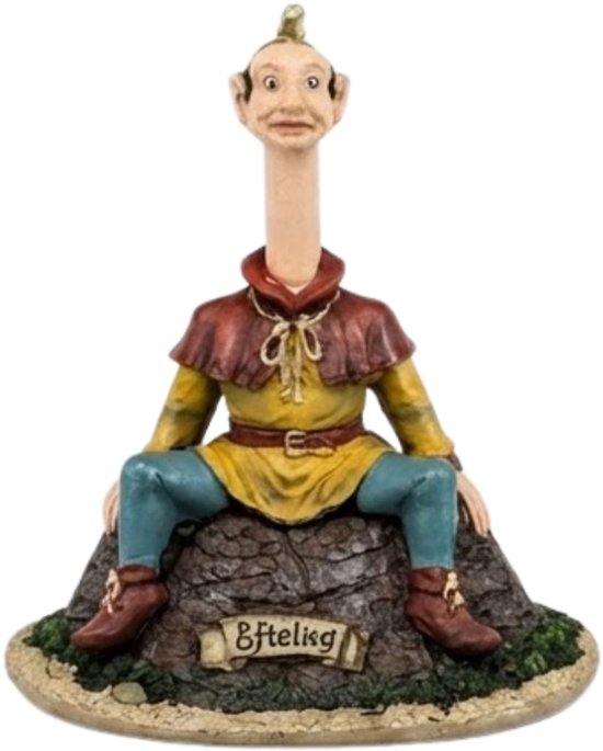 Figurine Efteling Langnek, assise sur une pierre avec du vert. Porte du jaune et du bleu.