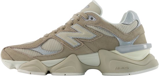 Zijaanzicht van een beige New Balance 9060 sneaker met grijs New Balance logo en dikke witte zool.