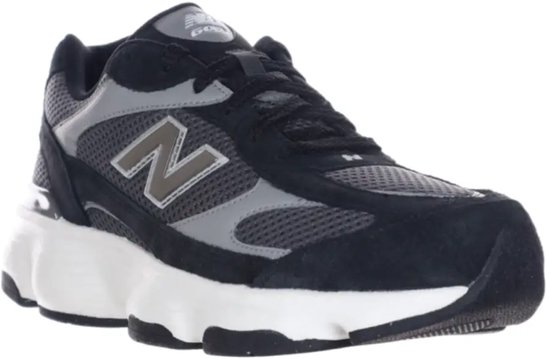 Zwarte New Balance sneaker met grijze mesh en suède, witte zool en zilveren 'N' logo.