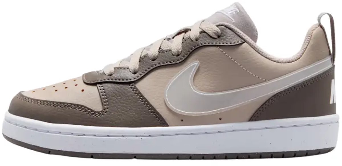 Nike court borough low jes in de kleur ecru. Creme