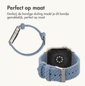 Lichtblauw corduroy Apple Watch bandje in twee posities.