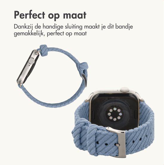 Lichtblauw corduroy Apple Watch bandje in twee posities.