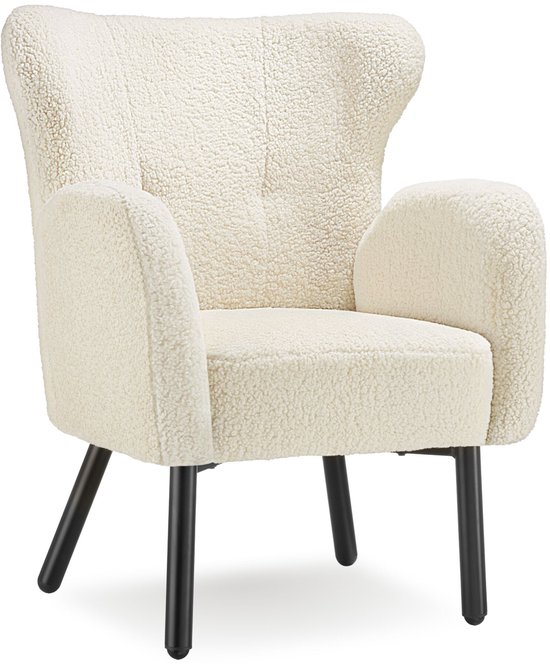 Een creme bouclé fauteuil met een hoge rugleuning en donkere poten, geïsoleerd op een witte achtergrond.