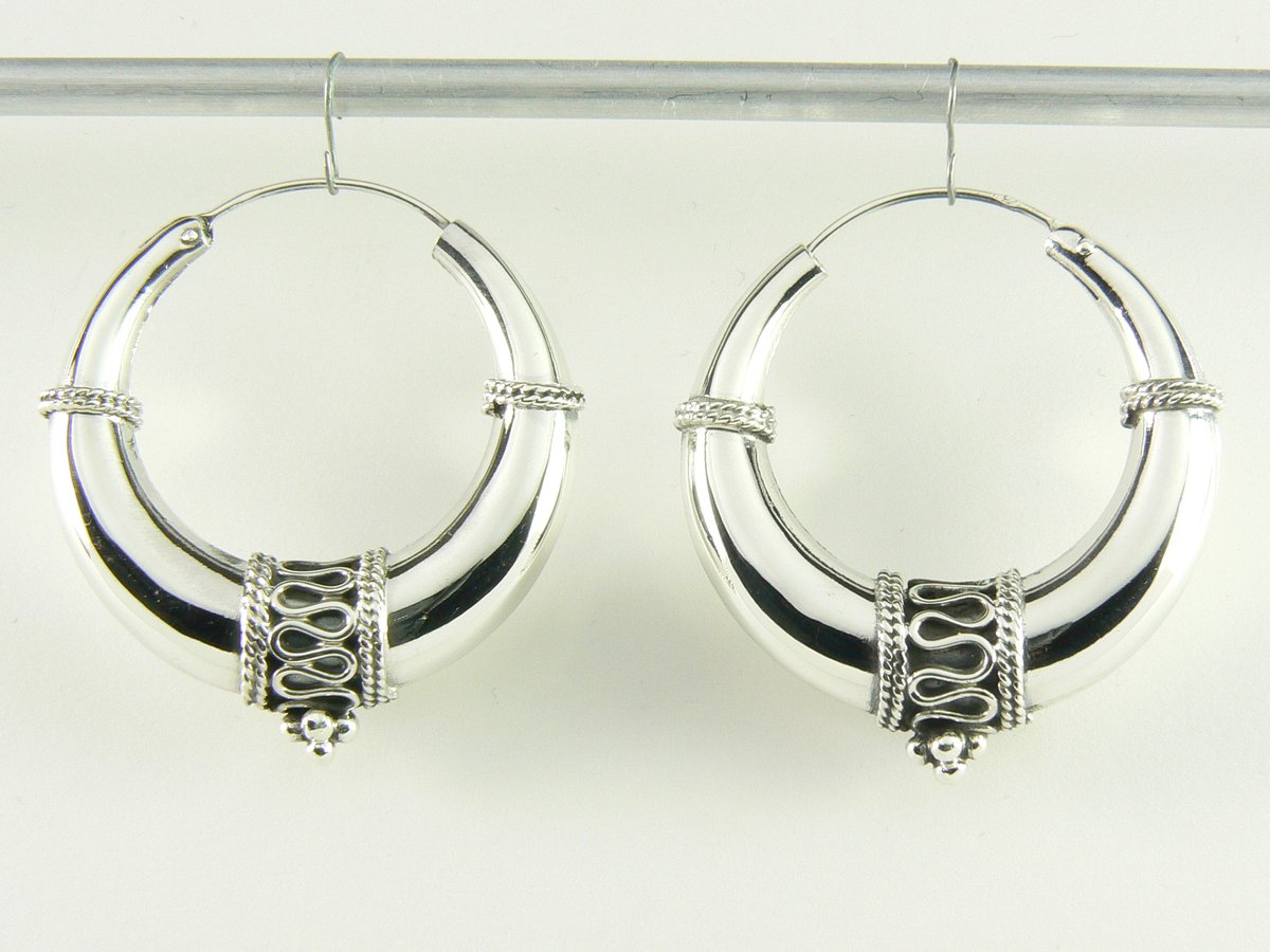 Bewerkte zilveren Bali oorringen - ø 36 mm.