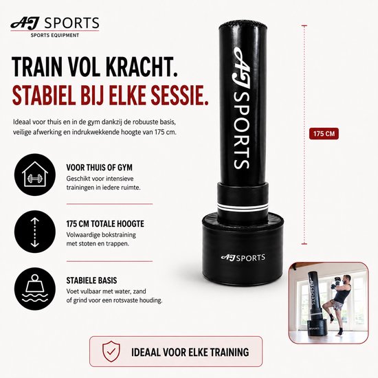 Zwarte staande bokszak van AJ Sports, 175 cm hoog. Tekst: "TRAIN VOL KRACHT. STABIEL BIJ ELKE SESSIE."