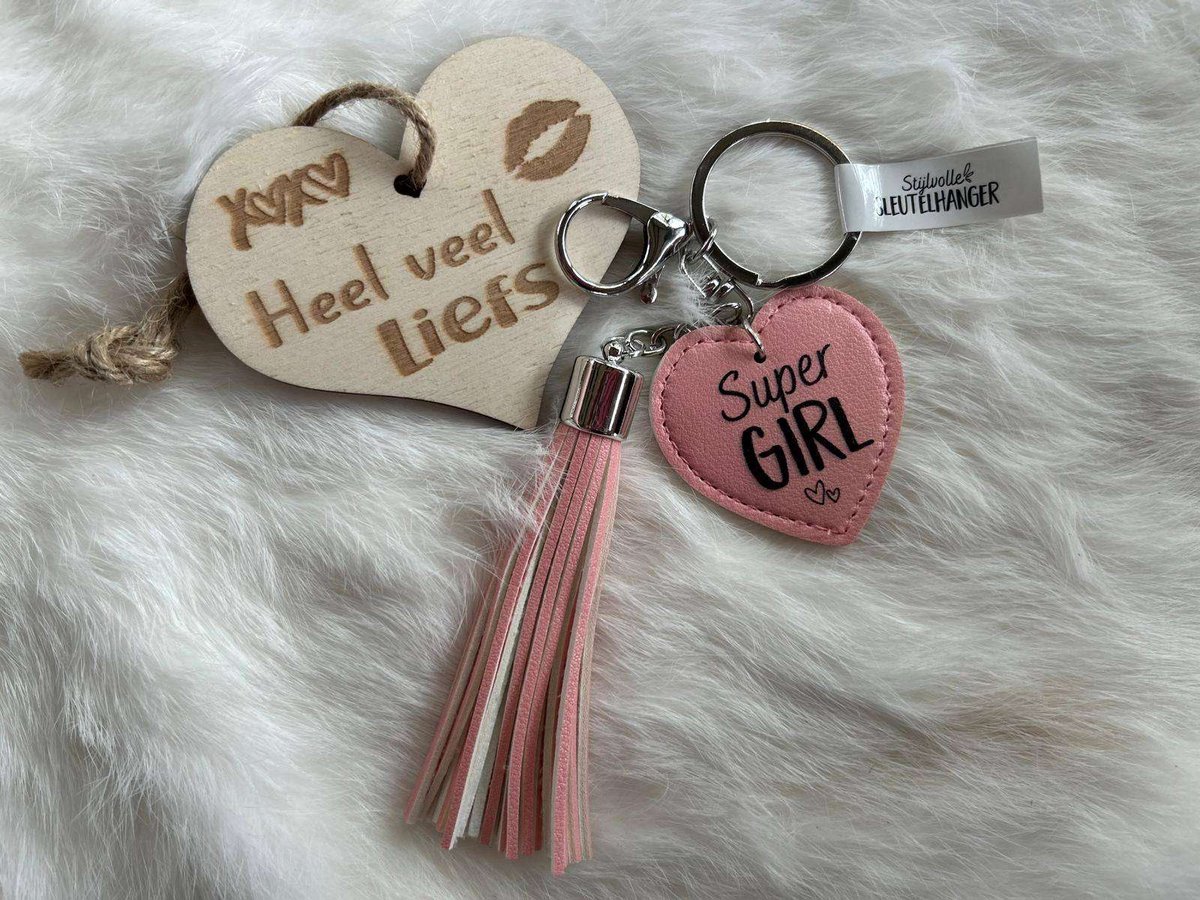 Creaties van hier – Tassel – Tashanger - Sleutelhanger – 17x5 cm – imitatie leer – Super girl- met houten hartje