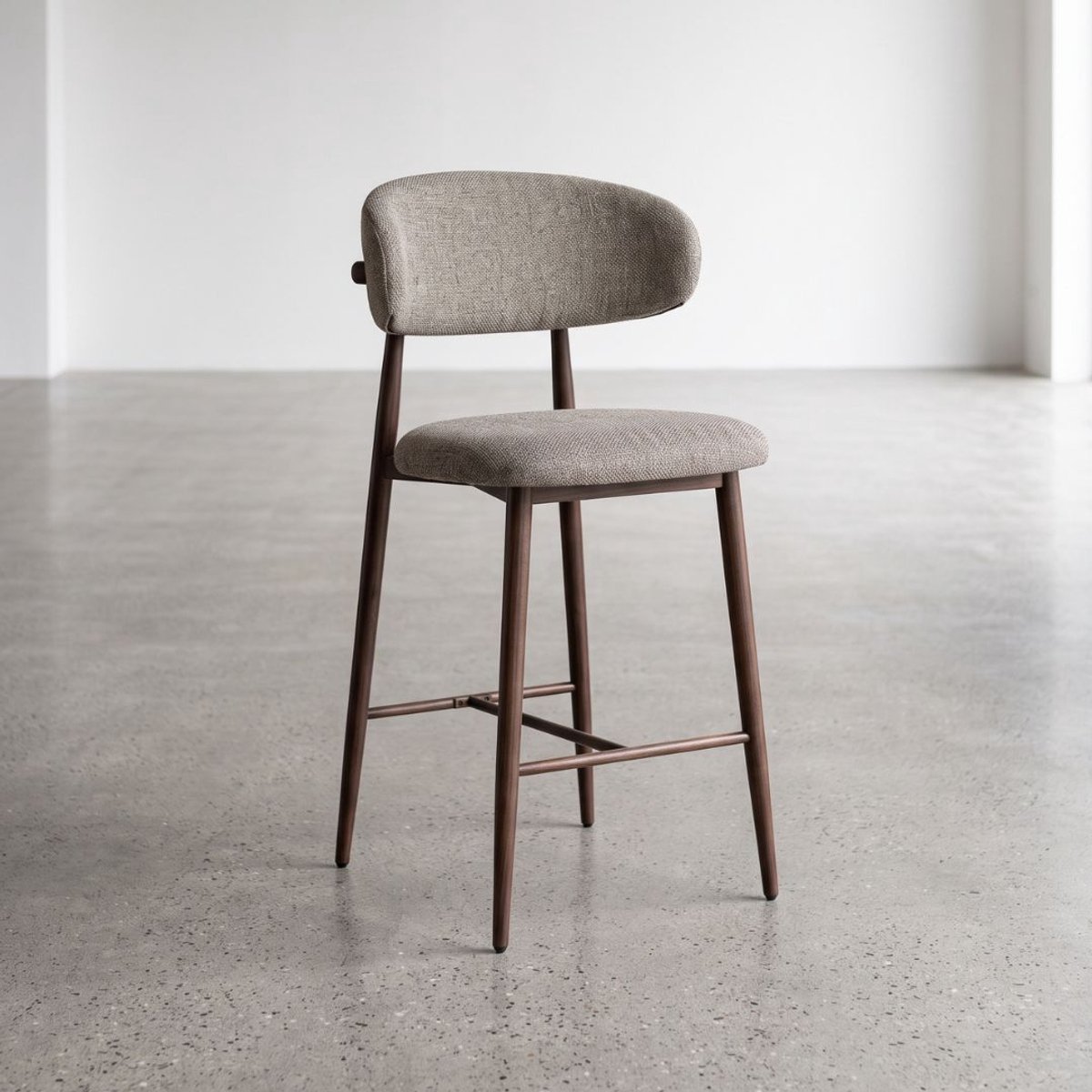 HUUS Barkruk Japandi - Taupe Stoffering - Walnoot Look - Metalen Onderstel - Barstoel