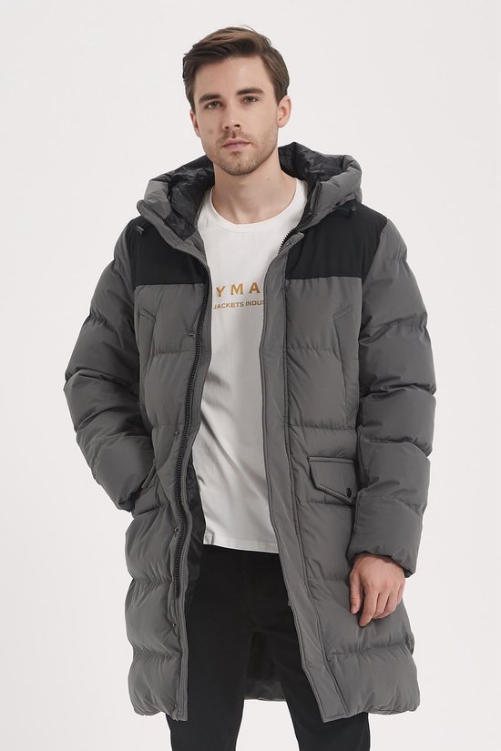 Model draagt een open lange grijze jas over een wit T-shirt met het logo 'KYMAXX JACKETS INDUSTRIES'.