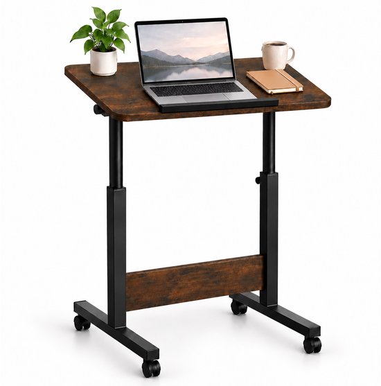 Bruine laptoptabel met zwart frame en wielen, inclusief laptop, plant en beker op het blad.