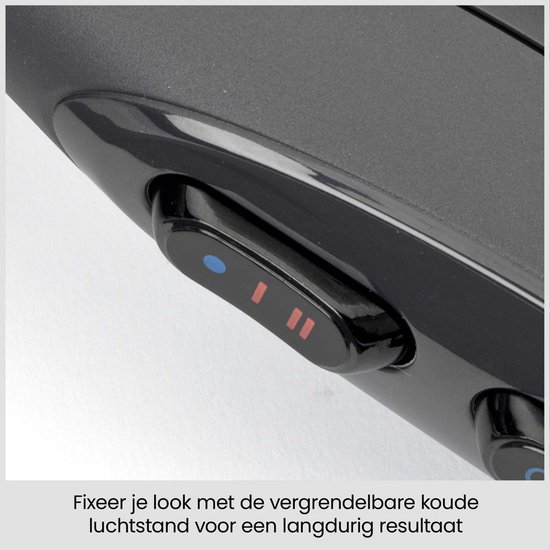 De knop voor koude lucht op de zwarte föhn om kapsels langdurig te fixeren.