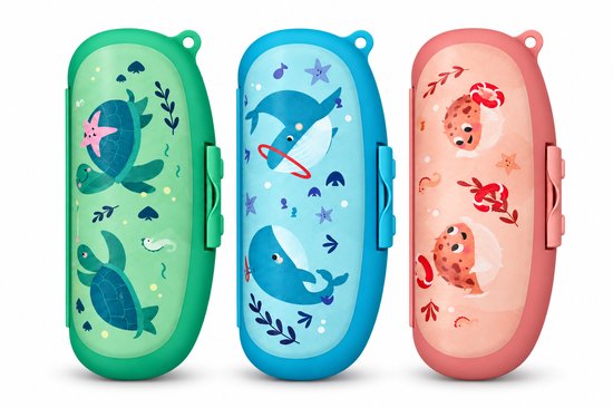 Drie etuis naast elkaar: groen met schildpadden, blauw met walvissen en roze met kogelvissen.
