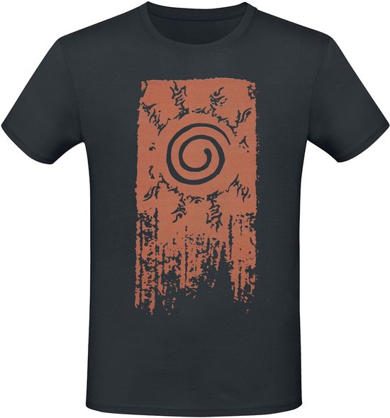 Zwart T-shirt met een oranje, verweerd symbool met een centrale spiraal op de borst.