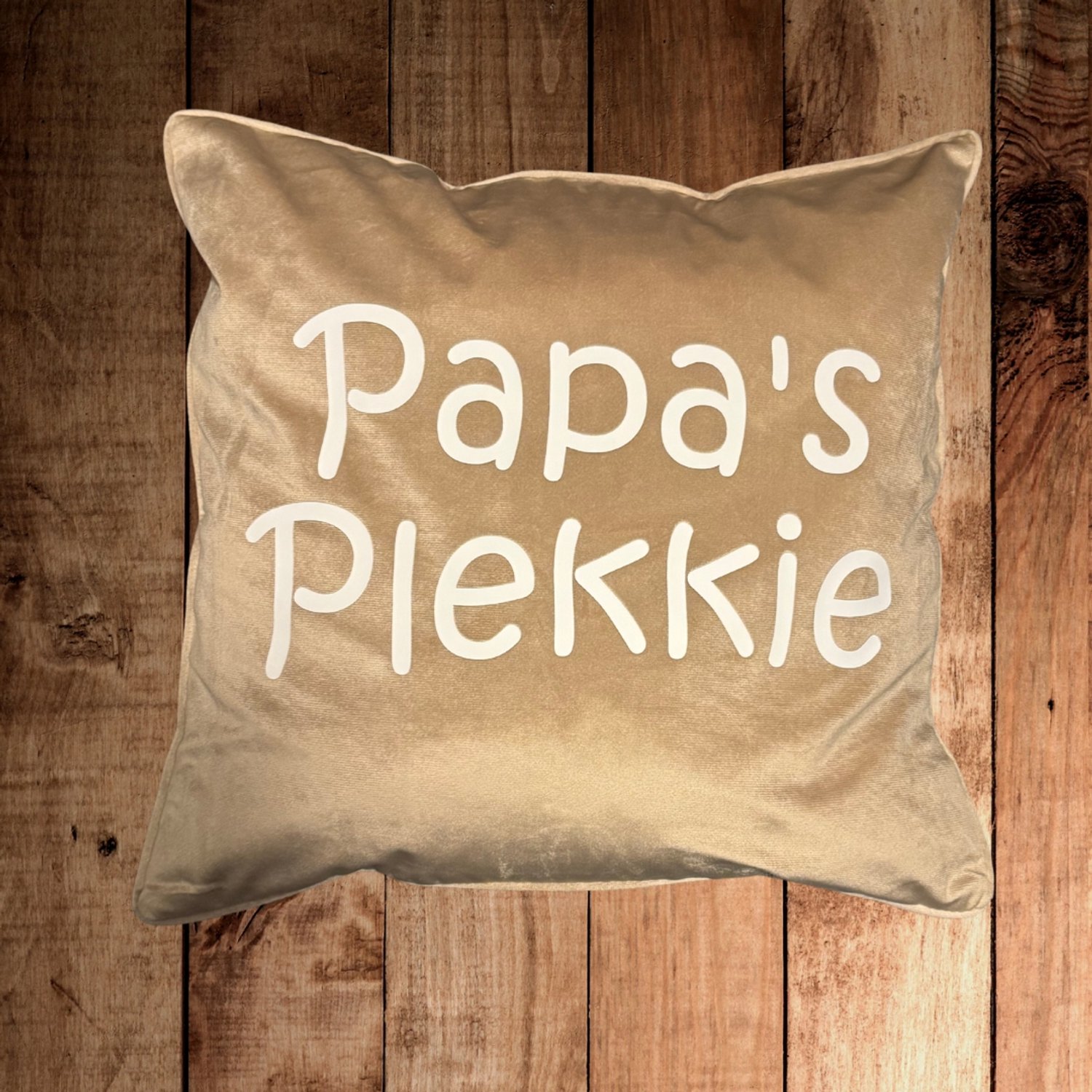 Kussen taupe fluweel stof 45x45 cm met vulling met de tekst Papa´s plekkie
