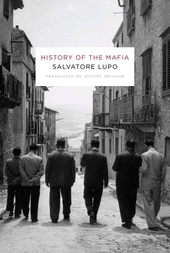 Boekomslag: History of the Mafia door Salvatore Lupo, met een zwart-witfoto van mannen in een smalle straat.