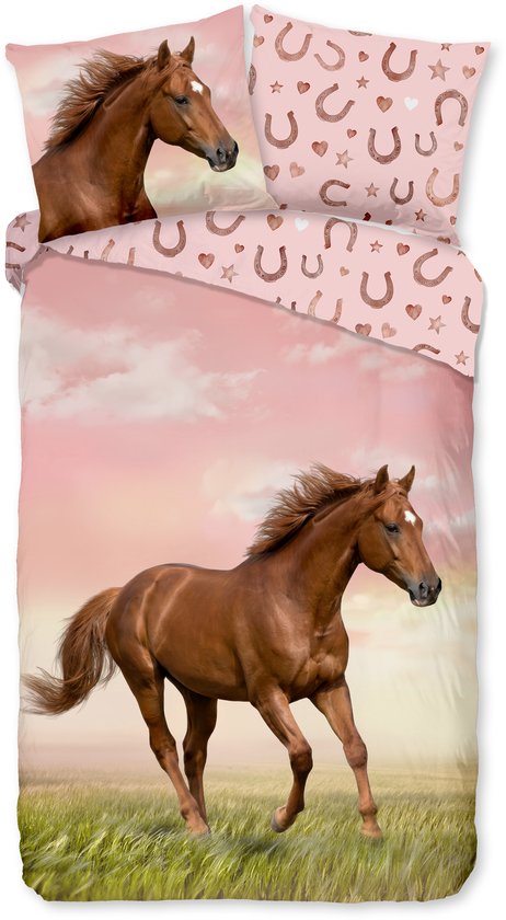 Roze dekbedovertrek met rennend bruin paard in een weiland en een patroon van hoefijzers, harten en sterren.