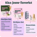 Drie Matcha-sets: Hartjes-set, Strikjes-set en Essentials met kommen, gardes, lepels en verpakkingen op een roze achtergrond.