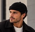 Model draagt een zwarte, verstelbare Fisherman beanie met een klein Boasty-logo aan de zijkant.
