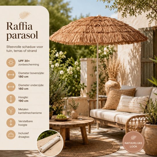 Raffia parasol in een zonnige tuin. Specificaties: UPF 30+, hoogte 190 cm, diameter 180 cm en kantelmechanisme.