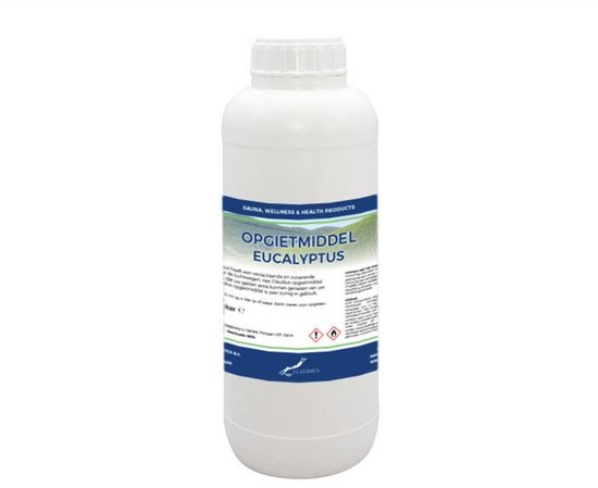 Wit kunststof literfles met etiket: "OPGIETMIDDEL EUCALYPTUS". Links onderaan de fles staat het logo van "CLAUBES".