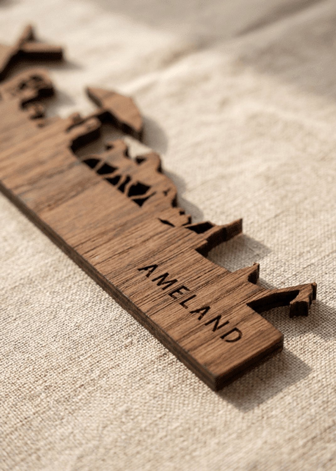 Houten Skyline Ameland | Wanddecoratie voor aan de muur | Noten | 70 x 14 cm