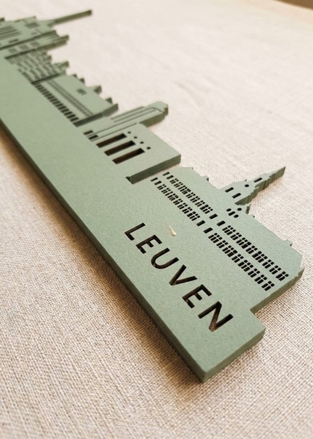 Houten Skyline Leuven | Wanddecoratie voor aan de muur | Groen MDF | 100 x 19 cm