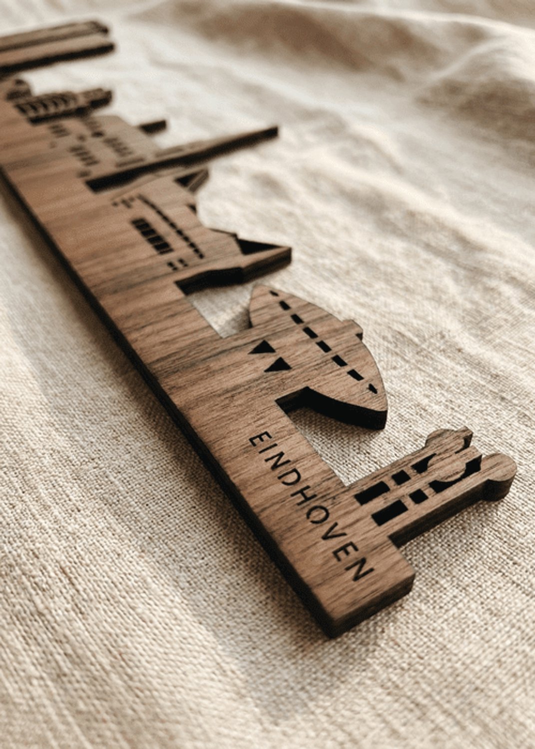 Houten Skyline Eindhoven | Wanddecoratie voor aan de muur | Noten | 70 x 14 cm