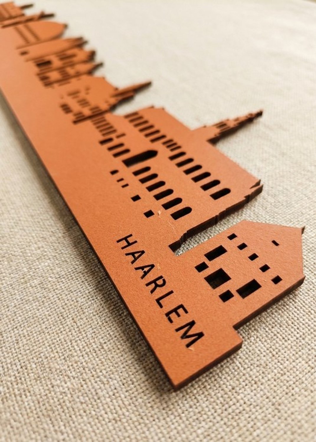 Houten Skyline Haarlem | Wanddecoratie voor aan de muur | Oranje MDF | 70 x 14 cm
