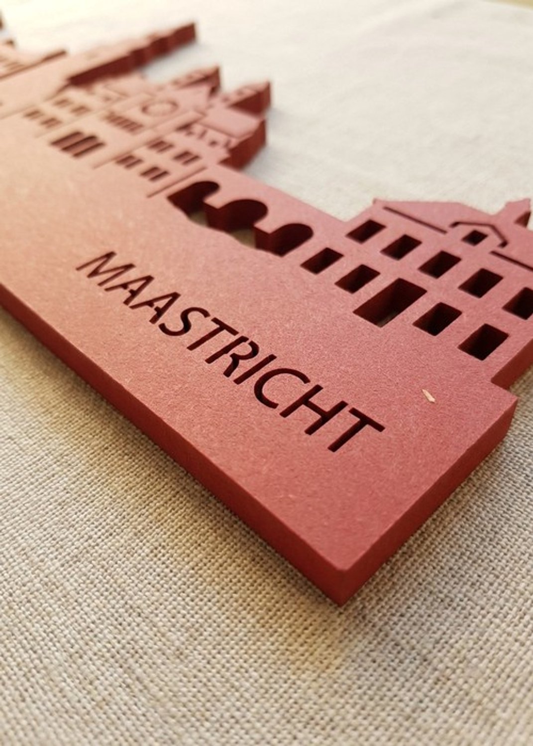 Houten Skyline Maastricht | Wanddecoratie voor aan de muur | Rood MDF | 70 x 14 cm