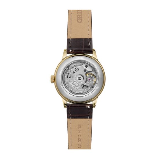 Achterkant van een Orient Bambino horloge met zichtbaar automatisch uurwerk, roestvrijstalen kast en bruine leren band.