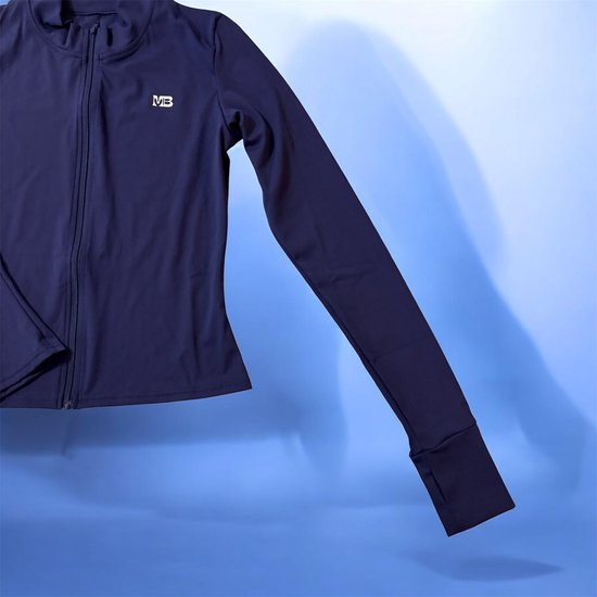 Close-up van een donkerblauw sportjack met ritssluiting, lange mouwen met duimgaten en wit MB-logo.