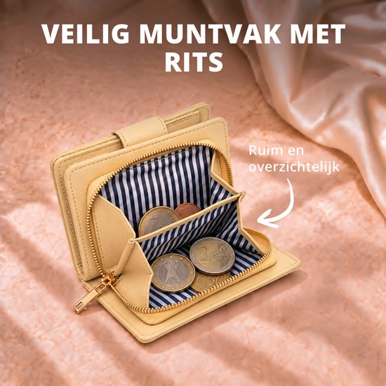 Botergele portemonnee opengeklapt, tonend het ruime muntenvak met blauw-witte gestreepte voering en eurostukken.
