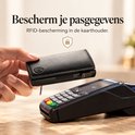 Porte-cartes en cuir nappa noir présenté devant un terminal de paiement pour protection RFID.
