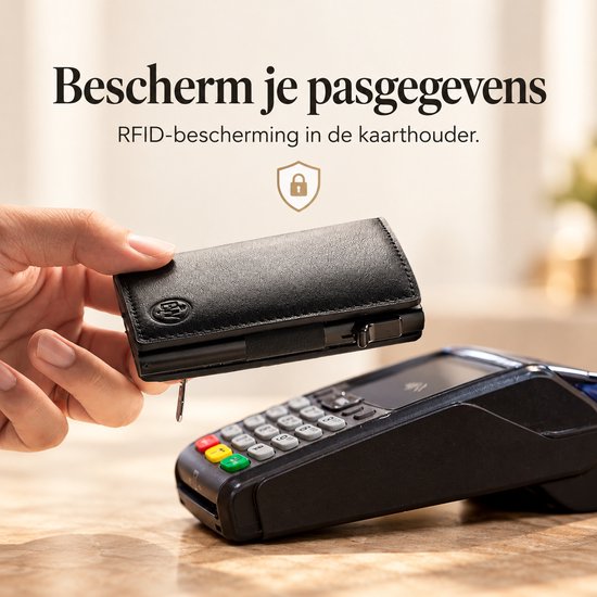 Porte-cartes en cuir nappa noir présenté devant un terminal de paiement pour protection RFID.