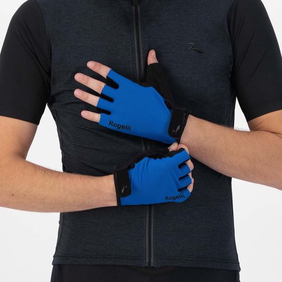 Model draagt blauwe Rogelli fietshandschoenen met korte vingers en zwarte details bij een donker sportshirt.