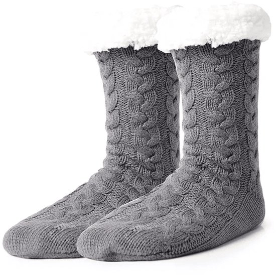 Paar hoge grijze gebreide huissokken met kabelpatroon en witte fleece voering.