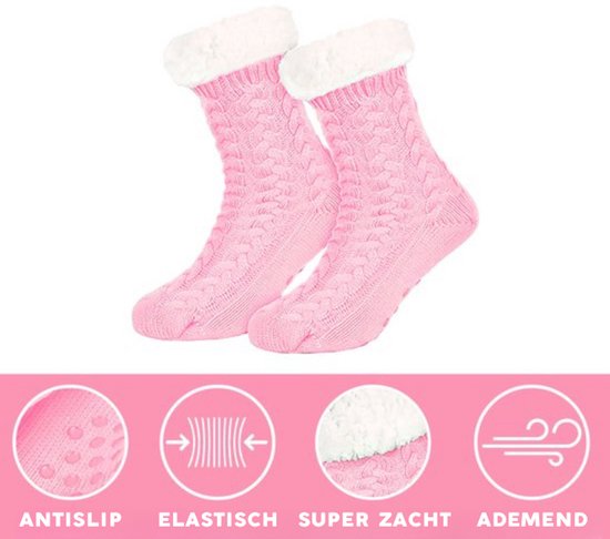 Roze gebreide huissokken met kabelpatroon, witte fleece voering en antislip zolen. Gemarkeerd als 'Antislip', 'Elastisch', 'Super Zacht', 'Ademend'.